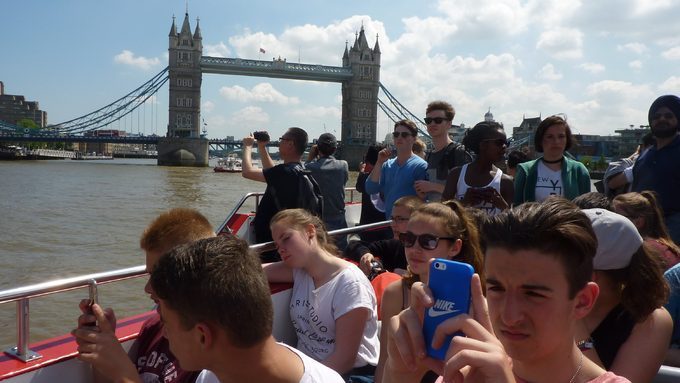 Tower Bridge en arrière plan, symbole célèbre de la ville de Londres.